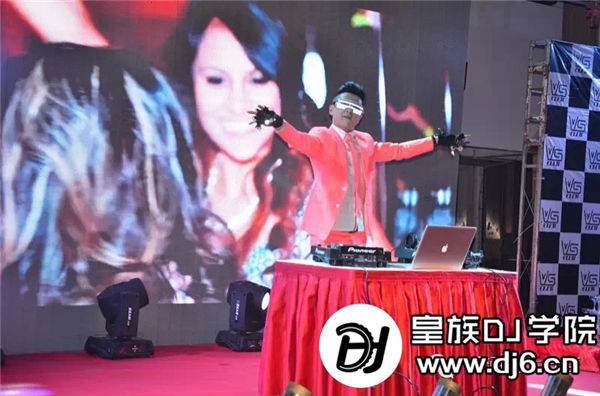 DJ张生酒吧现场打碟照片