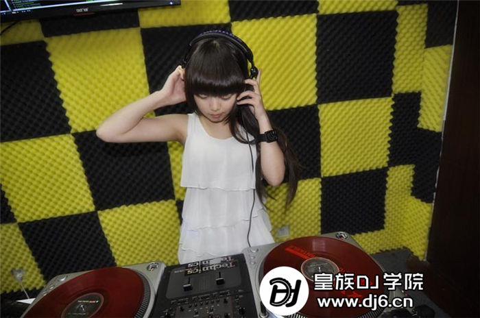 DJ张美唱机打碟现场照片