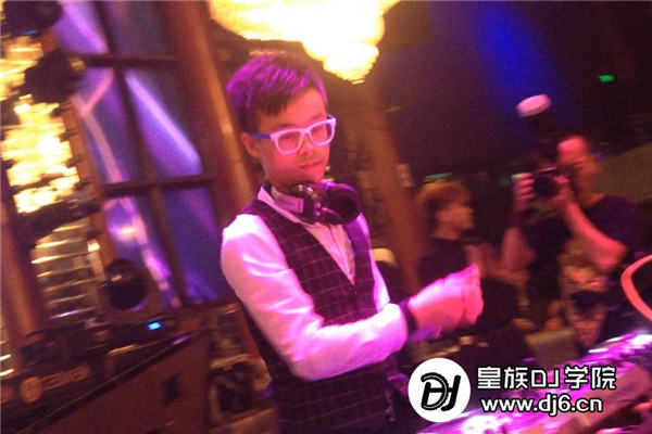 DJ吴云广州DJ大赛打碟现场照片