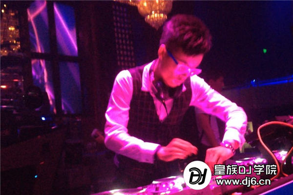 DJ吴云广州DJ大赛打碟现场照片