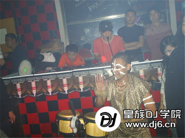 DJ米克酒吧打碟现场照片