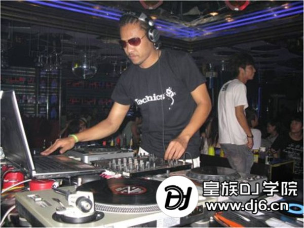 DJ米克酒吧打碟现场照片