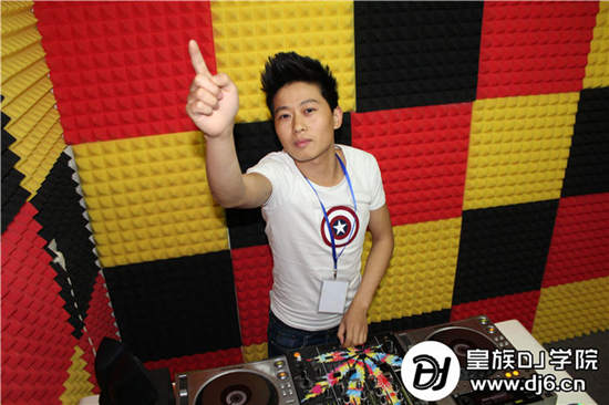 皇族DJ学员李哲打碟练习照片www.dj6.cn