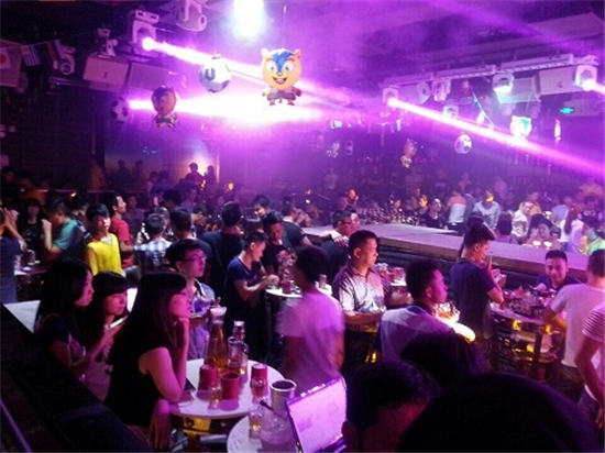酒吧火爆现场图片www.dj6.cn提供