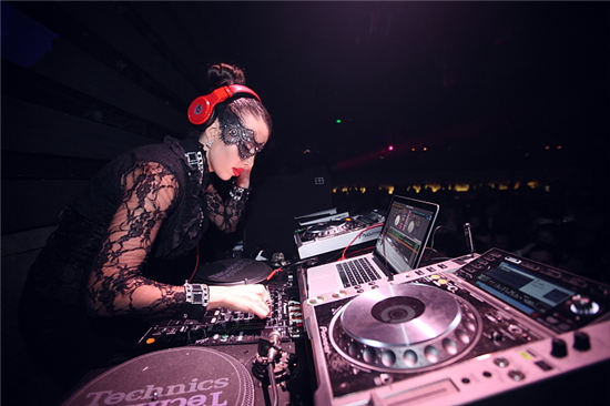 酒吧万圣节美女DJ打碟照片由www.dj6.cn提供