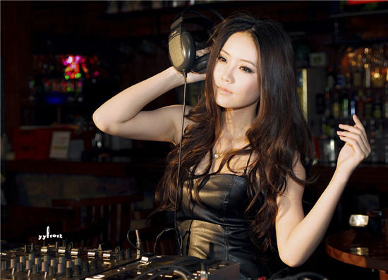 夜店性感美女dj打碟图片